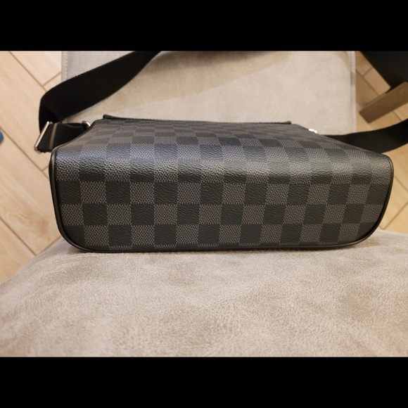 Louis Vuitton District NM Messenger Bag Graphite - Picture 4 of 4